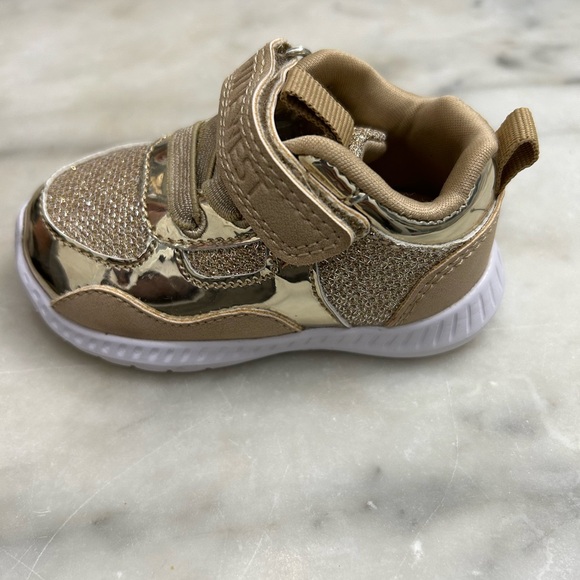 Size 3 Nine West gold toddler sneakers with Velcro strap - Picture 7 of 9